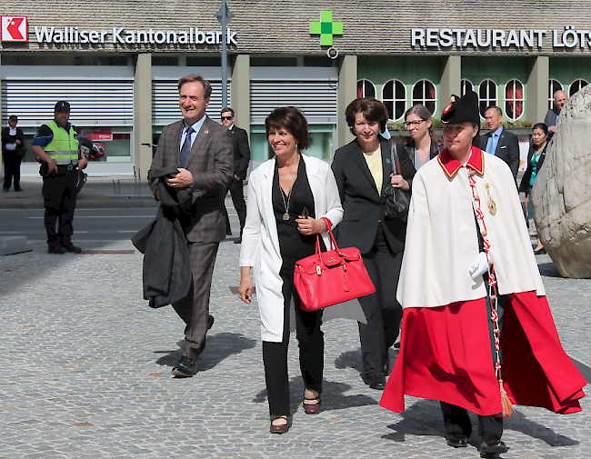 Eine strahlende Doris Leuthard trifft beim World Nature Forum in Naters ein.