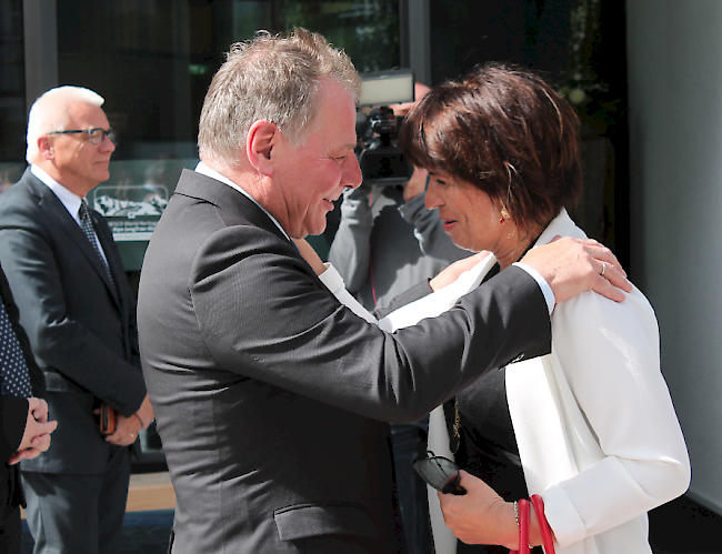 Staatsratspräsident Jacques Melly begrüsst die Bundespräsidentin.