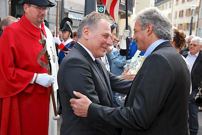 Staatsratspräsident Jacques Melly liess es sich nicht nehmen, Diego Wellig als erster zu gratulieren.