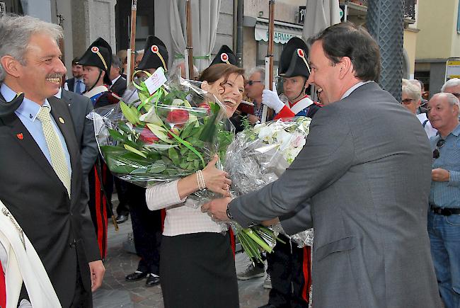 Staatsrat Roberto Schmidt gratuliert Silvia Wellig.