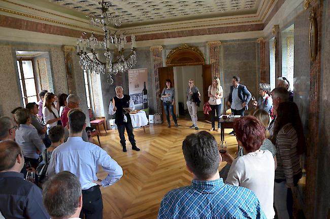 Historisch. Winzer Yves Zen Ruffinen erläuterte die Geschichte des Marmorsaals im klassizistischen von Werra-Landsitz.