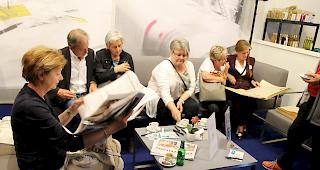 Alte Zeiten. Die Besucher im Medien-Caf&eacute; st&ouml;bern in alten, aktuellen und Sonderausgaben des Walliser Boten.