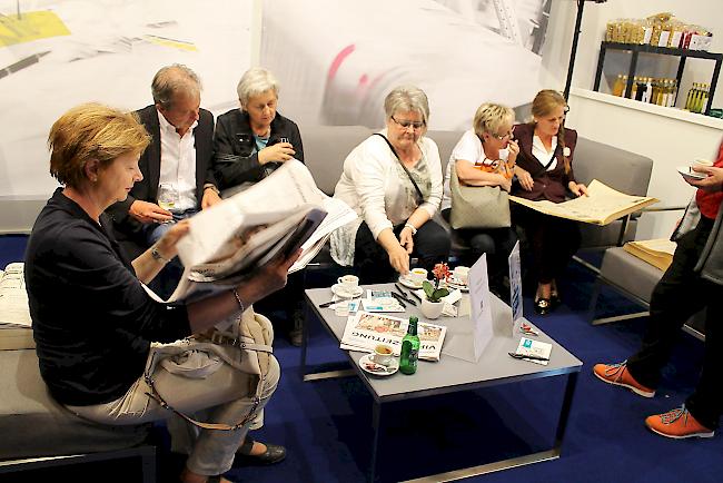 Alte Zeiten. Die Besucher im Medien-Café stöbern in alten, aktuellen und Sonderausgaben des Walliser Boten.