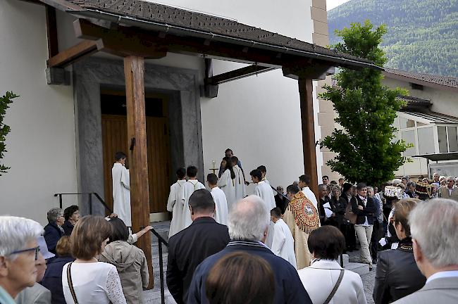 Pfarrer Paul Martone beim feierlichen Einzug in die Kirche.