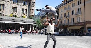 Die Akrobaten von &laquo;Cie Notre Monde&raquo; stellen ihr K&ouml;nnen unter Beweis.