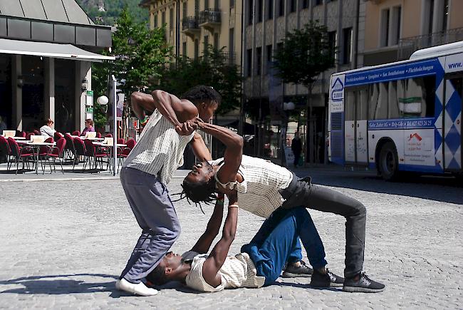 Die Akrobaten von «Cie Notre Monde» stellen ihr Können unter Beweis.