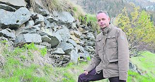 Der T&auml;scher Gemeindepr&auml;sident Mario Fuchs sorgt sich um die verwahrlosten Trockensteinmauern am T&auml;schberg.