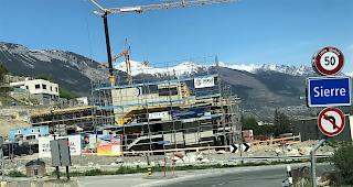 Raumplanung. Der Kanton Wallis hat den revidierten Richtplan gerade noch rechtzeitig unter Dach und Fach gebracht. Es braucht aber noch ein R&uuml;ckzonungsprogramm, weil die Bauzone deutlich zu gross ist.