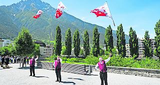Beste Werbung. Fahnenschwinger probten gestern vor den geladenen G&auml;sten auf dem Vorplatz des Stockalperschlosses. 