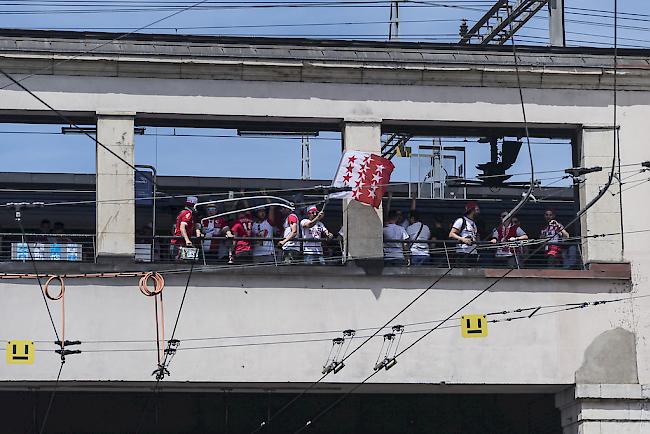 Sitten-Anhänger auf dem Weg ins Stade de Genève.