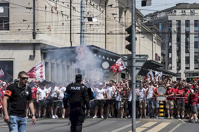 Sitten-Anhänger auf dem Weg ins Stadion. 