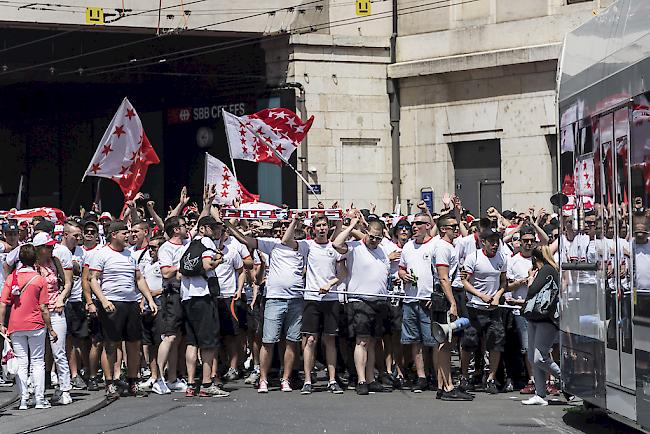 Sitten-Anhänger auf dem Weg ins Stadion. 