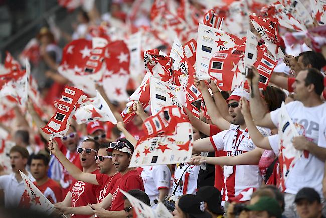 Walliser Fans unterstützen den FC Sitten lautstark. 