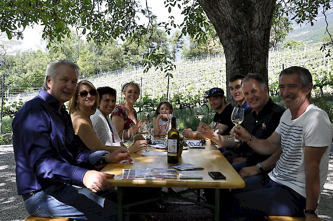 Degustation bei Cave de la Pinède in Pfyn/Finges: Auch der neue Leuker Präsident Martin Lötscher (ganz links) war willkommener Gast.