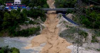 Zahlreiche Schaulustige wohnten dem Naturschauspiel bei. 