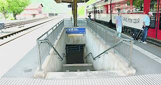 Der Bahnhof in Raron ist nicht behindertengerecht. Bis Ende 2023 muss eine L&ouml;sung her.