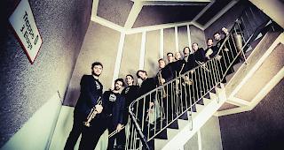 Die zw&ouml;lfk&ouml;pfige Band &laquo;Traktorkestar&raquo; spielt treibenden Balkan Brass.