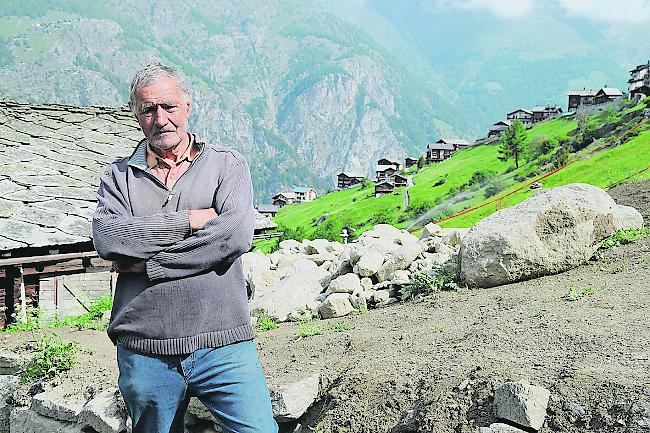 Ewald Truffer vor einem Abschnitt der neuen Wasserleitung in Gasenried.