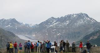 Die interessierten Teilnehmer vor der imposanten Kulisse des Aletschgletschers