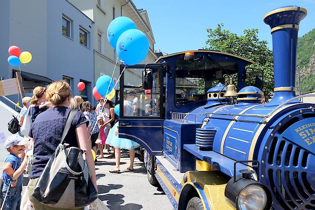 Der Treno Dotto fuhr Gross und Klein von einem Standort zum nächsten.