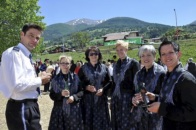 Ehrendamen der MG «Enzian» Saas-Grund sorgen für Abkühlung.