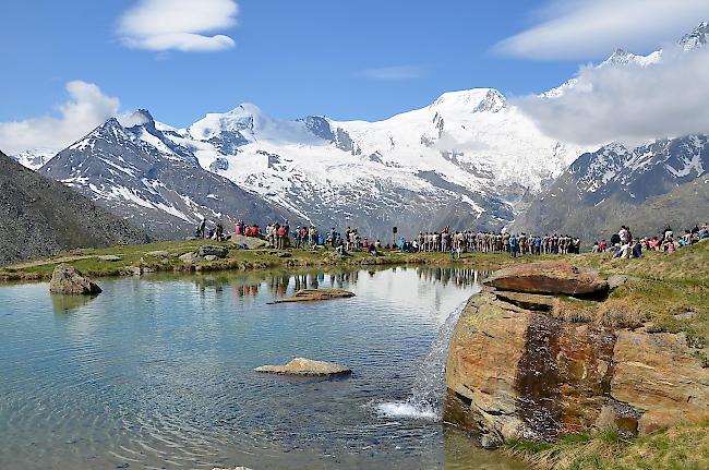 Perfekte Stimmung für ein Bergführerfest: Kreuzboden mit einem Teil der Mischabel-Kette im Hintergrund.
