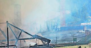 Niemand verletzt. Noch am Samstag waren rund 20 Feuerwehrleute im Einsatz, um die Brandruine zu &uuml;berwachen.  