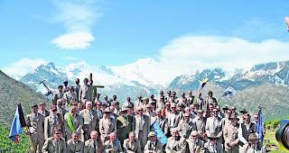 Gemeinsam und zur Erinnerung. Die Teilnehmer am 56. Walliser Bergf&uuml;hrerfest auf Kreuzboden oberhalb von Saas-Grund.  