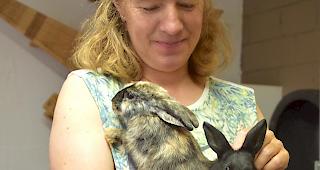 Birgit Furrer mit zwei der aufgenommenen Kaninchen.
