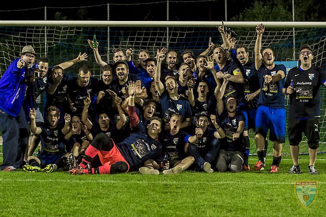 Der FC Stalden in Jubelpose. Spielen sie aber nächste Saison auch wirklich in der 3. Liga?