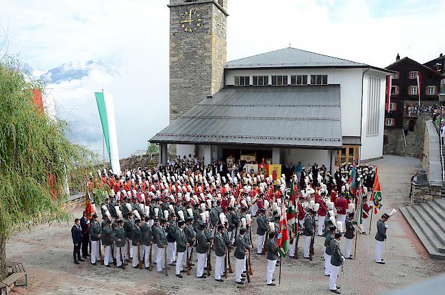 In Reih und Glied. Vor der Kirche in Visperterminen bereiten sich die Geistlichen gemeinsam mit den Musikanten und der Ehrenkompanie für die bevorstehende Prozession vor.