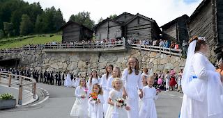 Die j&uuml;ngsten Teilnehmer. Ob Kranzm&auml;dchen, Musikanten, Gardisten oder Trachtenfrauen: Die farbenfrohe Prozession lockte in Visperterminen viel Volk an.
