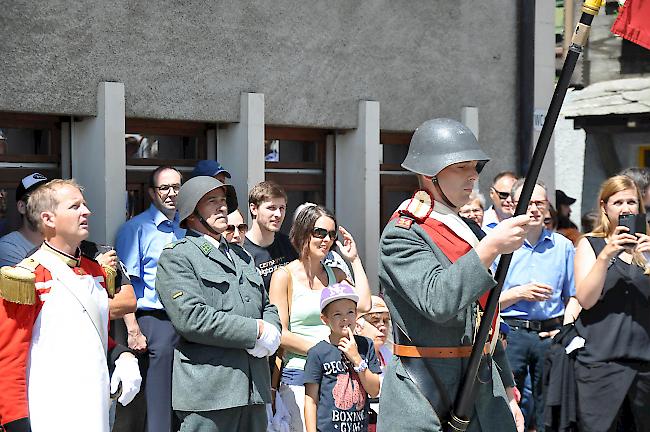 ...übernahm Diego Treyer (rechts) das Amt des Fähnders von seinem Vorgänger Josef Sterren (hinter ihm).