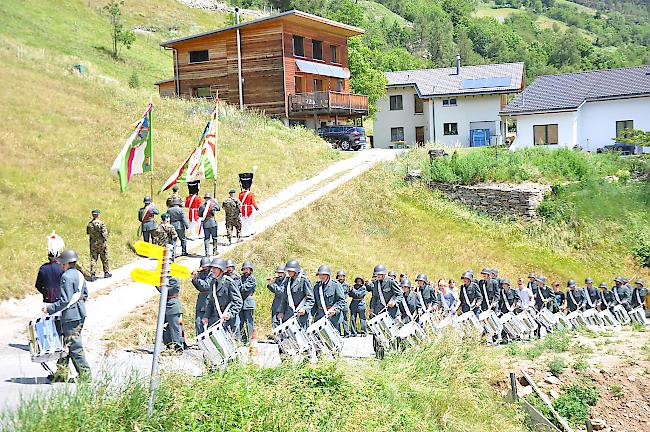 Abholen und Heimbringen: in Ausserberg werden der Hauptmann, der Leutnant, die zwei Fähnder sowie die zwei Sappeure jeweils von der Ehrenkompanie ins Dorf bzw. nach Hause begleitet.