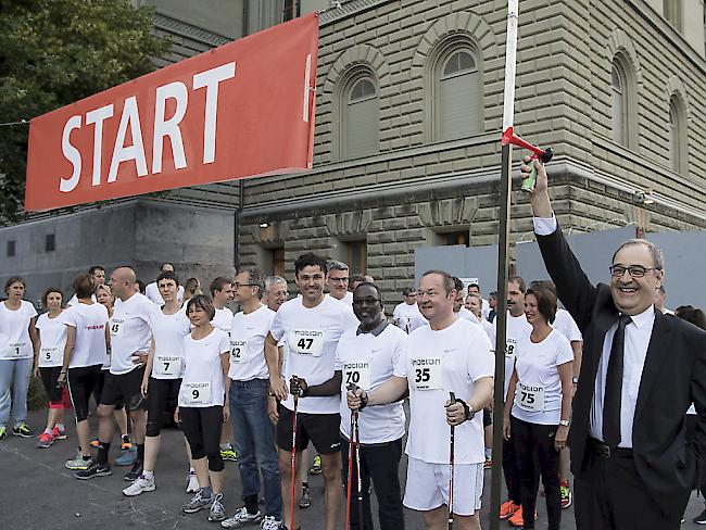 Bundesrat Guy Parmelin, rechts, gibt das Startsignal zum 16. Parlamentslauf "Parlamotion".