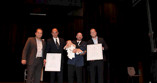 Den Neuburgern Reinhard Vogel und Gabriel Kalbermatter mit Sohn Frederic wurde feierlich der Burgerbrief &uuml;berreicht.