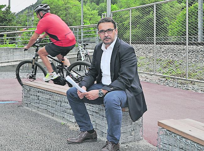 Gemeinderat Ivo Nanzer beim Bahnhof Bitsch, wo die «Rote Meile» endet und die «Grüne Meile» nach Mörel beginnen soll.