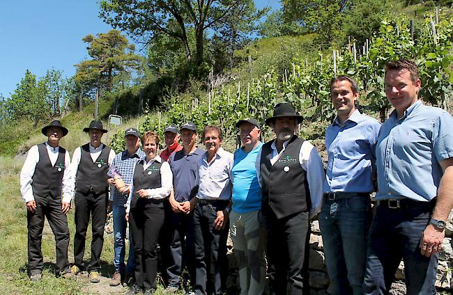 Freude herrscht. Die Führungsriege der St. Jodern Kellerei stellt sich mit der Spitze der Heidazunft zum Gruppenfoto.