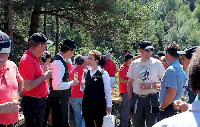 Prosit. Auf die Übergabe des Ehren-Rebstocks der Heidazunft an die St. Jodern Kellerei wurde - wie könnte es anders sein - mit Heida aus der Ortskellerei angestossen. In der Bildmitte Zunftmeister Michael Gottsponer und Vize-Zunftmeisterin Aurelia Zimmermann.