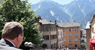 Staatsrat Roberto Schmidt bei seiner Ansprache auf dem Leuker Hauptplatz: Einheit des Kantons betont.