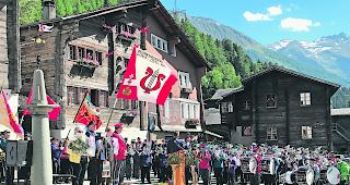 Ideale Kulisse. Der malerische Dorfplatz bildete den perfekten Rahmen f&uuml;r das Gesamtspiel und das folgende Fest. 