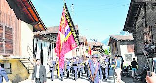 Heimspiel. Die Gastgeberin &laquo;Harmonie Salgesch&raquo; l&auml;utete den Einmarsch ein.