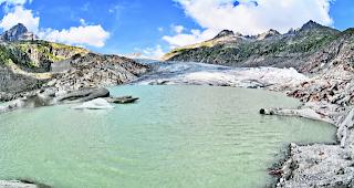 Betr&auml;chtliches Ausmass. Der See an der Zunge des Rhonegletschers nimmt durch die Eisschmelze j&auml;hrlich gr&ouml;ssere Ausmasse an.  