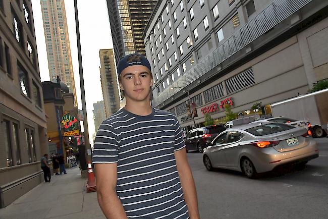 Nico Hischier vor seinem Hotel im Zentrum Chicagos.