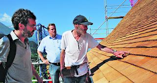 Handarbeit. Architekt und Bauleiter Pascal Abgottspon und Frank Wenger von der Firma Imhasly-Wenger (von links) begutachten mit &laquo;Schindelpapst&raquo; Olivier Veuve das mit Holzfederschindeln eingedeckte s&uuml;dliche Kirchendach.  