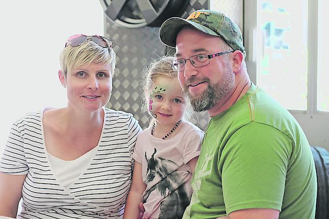 Stéphanie (31), Anna-Lina (4) und Damian Wirz (39) aus Birgisch.