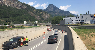 Blick auf die Unfallstelle auf der &Uuml;berlandstrasse, wo am Donnerstag ein Lastwagen und ein Personenwagen in einen Unfall involviert waren.