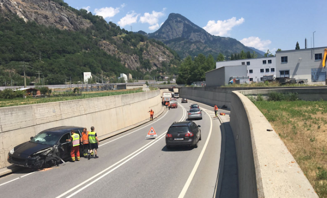 Blick auf die Unfallstelle auf der Überlandstrasse, wo am Donnerstag ein Lastwagen und ein Personenwagen in einen Unfall involviert waren.