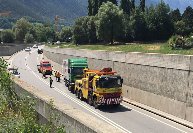 Der Lastwagen musste abgeschleppt werden.