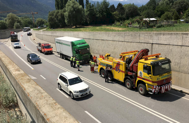 Der Lastwagen musste abgeschleppt werden.